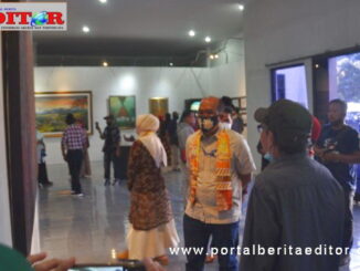 Ketua DPRD Sumbar, Supardi saat mengunjungi pameran.