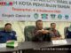 Ketua KPU Limapuluh Kata Masnijon didampingi Komusioner memberikan keterangan Pers kepada awak media, usai proses pendaftaran Bapaslon Bupati-Wakil Bupati.