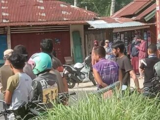Masyarakat menyaksikan olah TKP pembunuhan Nenek Ramunas.