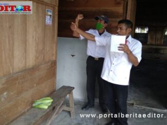 Penempela brosur di Desa Matobe, Sipora Selatan.