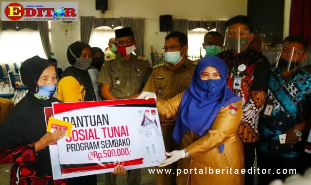 Penyerahan KKS program Sembako kepada 170 KPM.
