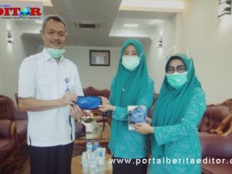 Pimpinan Bank Nagari Cabang Bukittinggi nenyerahkan bantuan masker kepada ketua TP PKK Bukittinggi