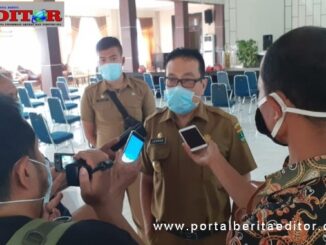 Pjs Bupati Solsel Jasman Rizal memberikan keterangan pers.