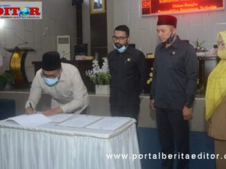 Plt Bupati Solsel Abdul Rahman disaksikan Ketua DPRD Solsel Zigo Rolanda, Wakil Ketua Armen Syahjohan dan Sekwan Mardiana menandatangani Raperda APBD-P2020.