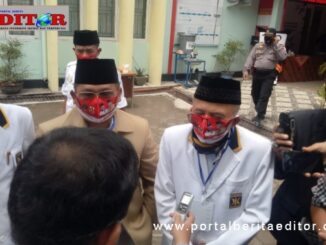 Refizal dan Happy Neldi saat mendaftar ke KPU Padang Pariaman.