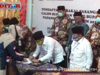 Tri Suryadi saat mendaftar ke KPU Padang Pariaman.