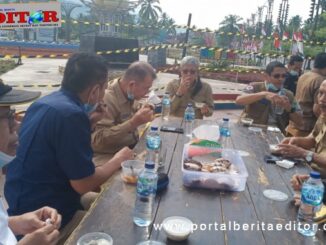 Wagub Nasrul Abit bersama rombongan di pasar kuliner Logas, Muaro Sijunjung.