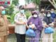 Wagub Nasrul Abit saat membagikan sembako di Sungai Abang.
