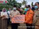 Wagub Nasrul abit menyerahkan bantuan untuk korban banjir di Ujung Gading.