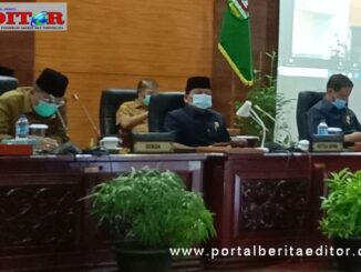 Wakil Ketua DPRD Sumbar Suwirpen Suib saat memimpin Rapat paripurna