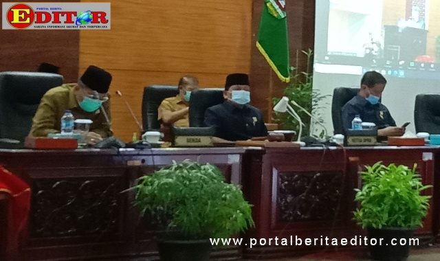 Wakil Ketua DPRD Sumbar Suwirpen Suib saat memimpin Rapat paripurna