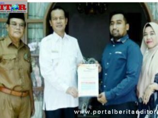 Wako Genius Umar saat menyerahkan sertifikat konseling.