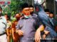 Wako Ramlan melepaskan burung ke dalam aviary pada peresmian Kinantan Bird Park.