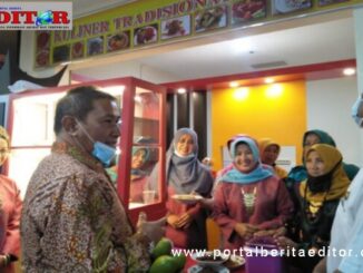 Wako Ramlan saat meninjau kuliner rang Kurai di pasa ateh Bukittinggi.
