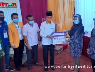 Yulian Elfi saat mendaftar di KPU Solsel.