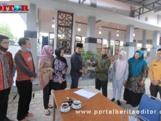 Yutris Can saat menyerahkan aset negara ke DPRD Kota Solok.