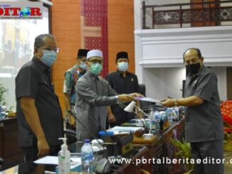 juru bicara Fraksi Partai Demokrat Ismet Amzis menyerahkan pandangan umum Fraksinya kepada pimpinan rapat