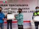 kepala dinas tenaga kerja dan transmigrasi Solsel basrial terima piagam dari pihak Supreme Energy.