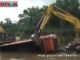 Alat berat saat melakukan penambangan galian C di sungai Batang Timah.