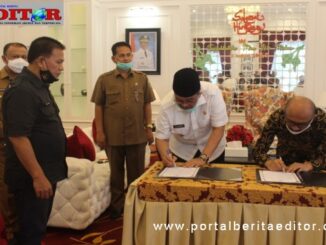 Bupati Gusmal dan Budi Utomo menandatngani Pakta Integritas.