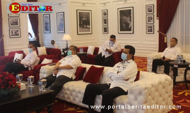 Bupati Gusmal saat mengikuti kampanye virtual.