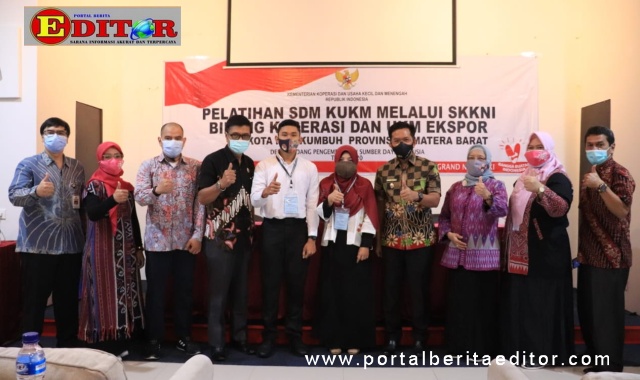 Foto bersama usai pembukaan pelatihan pelaku UKM di Payakumbuh.