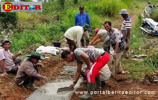 Gotong royong membangun jalan pertanian di Bukik Sileh.