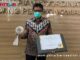 Gubernur Irwan Prayitno dengan piala dan piagam penghargaan TPID Terbaik se Indonesia.
