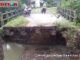 Jembatan yang putus akibat hujan lebat dan banjir.
