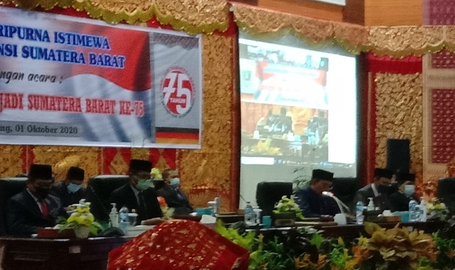 Ketua DPRD Sumbar Supardi saat memimpin Rapat Pariourna istimewa memperingati Hari Jadi Sumatera Barat ke 75