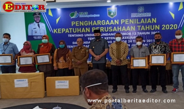 Para pemenang foto bersama Walikota Fadly Amran dan Kadis PM-PTSP, Ewasoska.