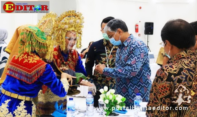 Penyambutan Dubes India dengan siriah di carano di Rumah dinas Wako Bukittinggi dan penyerahan cendra mata.