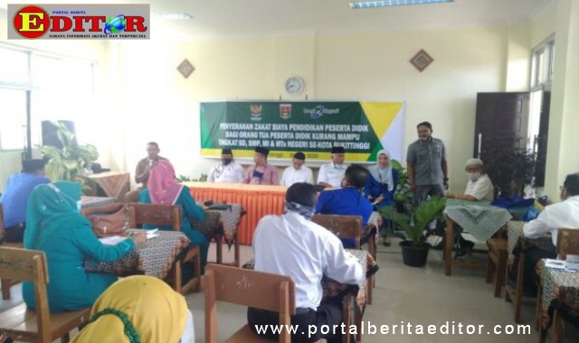 Penyerahan secara simbolis bantuan biaya pendidikan dari Baznas Bukittinggi kepada1062 siswa SD dan SMP setempat.