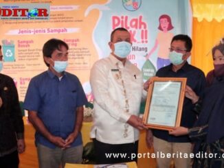 Pjs Wako Pariaman menyerahkan sertifikat.