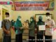 Pjs. Ketua TP-PKK Kabupaten Tanah Datar Ny.Tuti Rahman menyerahkan APD kepada Ketua TP-PKK Kecamatan.