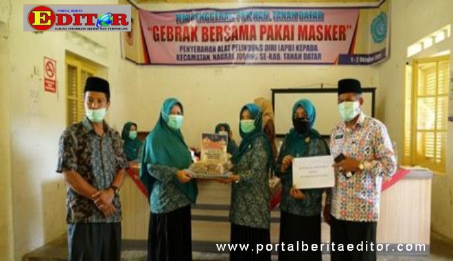 Pjs. Ketua TP-PKK Kabupaten Tanah Datar Ny.Tuti Rahman menyerahkan APD kepada Ketua TP-PKK Kecamatan.