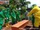 Proses pemakaman salah satu pasien positif covid 19 di Pessel.