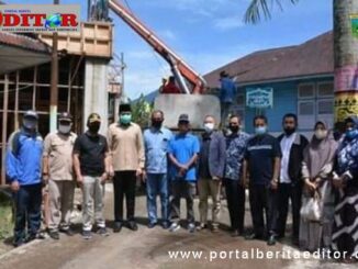 Walikota Padang Panjang, Fadly Amran dan Wawako Asrul, didampingi Kepsek SMAN-1, Sefriadi, ketua komite sekolah, Syahrial dan beserta alumni.