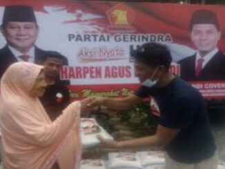 Agus Harpen Bulyandi saat menyerahkan bantuan.