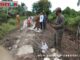 Camat Sipora Selatan bersama tim dan pemerintah desa Nemnemleleu kontrol penimbunan jalan rusak.