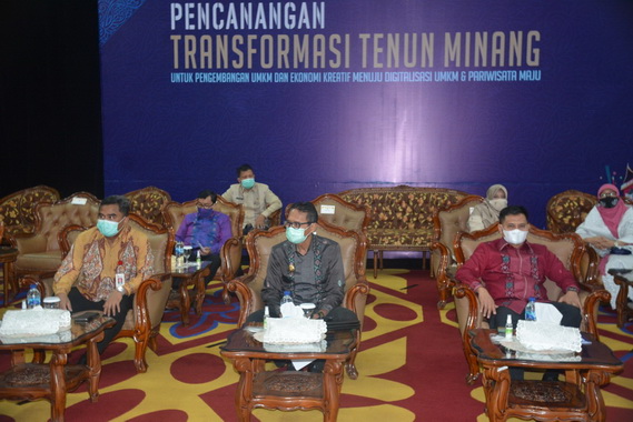 Gubernur Irwan Prayitno pada Pencanangan Tranformasi tenun Minang.