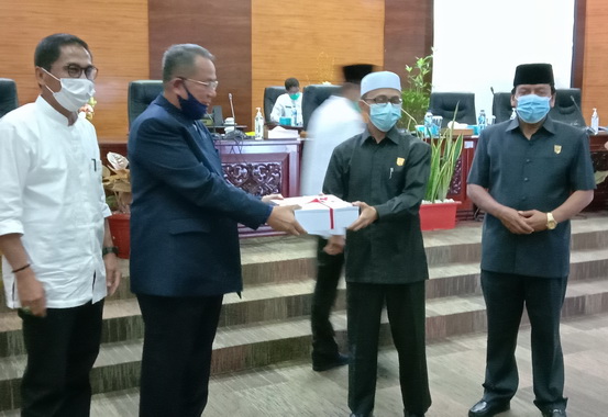Gubernur Sumbar Irwan Prayitno diwakili Sekda Prov Drs Alwis menyerahkan nota pengantar APBD 2021 kepada Wakil Ketua DPRD Sumbar H Irsyad Safar
