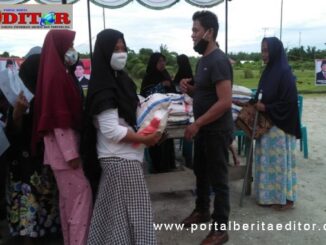 Harpen Agus Bulyandi menyerahkan bantuan.