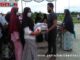 Harpen Agus Bulyandi menyerahkan bantuan.