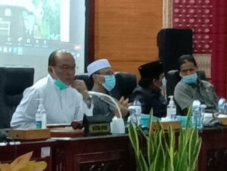 Ketua DPRD Sumbar Supardi saat memimpin rapat paripurna