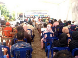 Komunikasi dua arah , anggota DPRD Bukittinggi denga konstituenya tengah berlangsung di depan kantor camat.