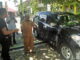 Mobil yang kacanya dipecahkan pencuri.