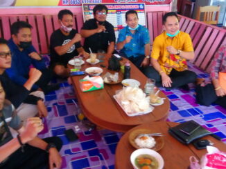 Motivator Herdinalsky (2 dari kanan) foto bersama dengan Sekretaris Dinas Pendidikan Sijunjung dan ketua PGRI, Syaiful Husein.