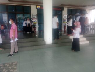 Pegawai Balaikota Pariaman berhamburan keluar ruangan ketika gempa terjadi