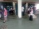 Pegawai Balaikota Pariaman berhamburan keluar ruangan ketika gempa terjadi